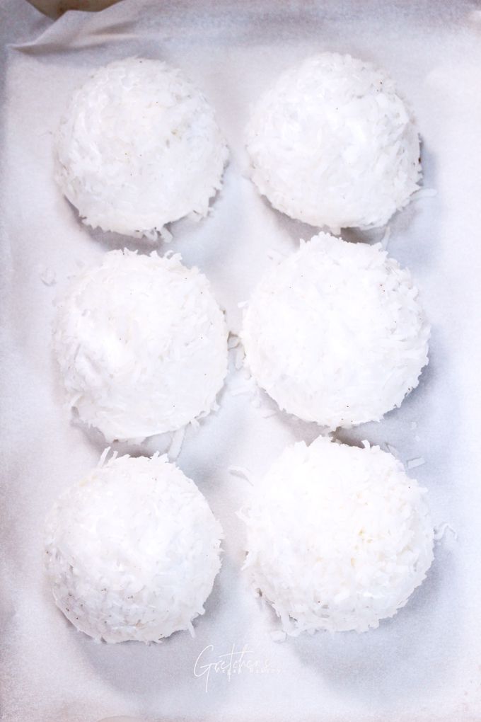 Dozen Coconut Snowballs (p)